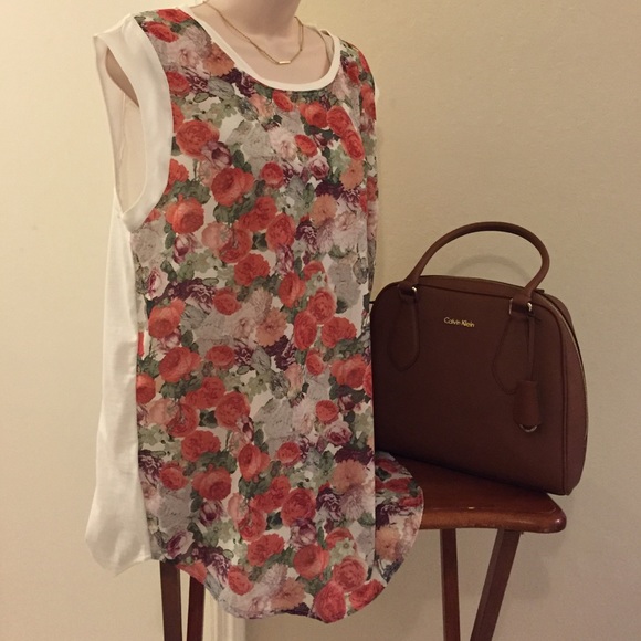 Top with flowers on the front, back all white - Picture 2 of 4