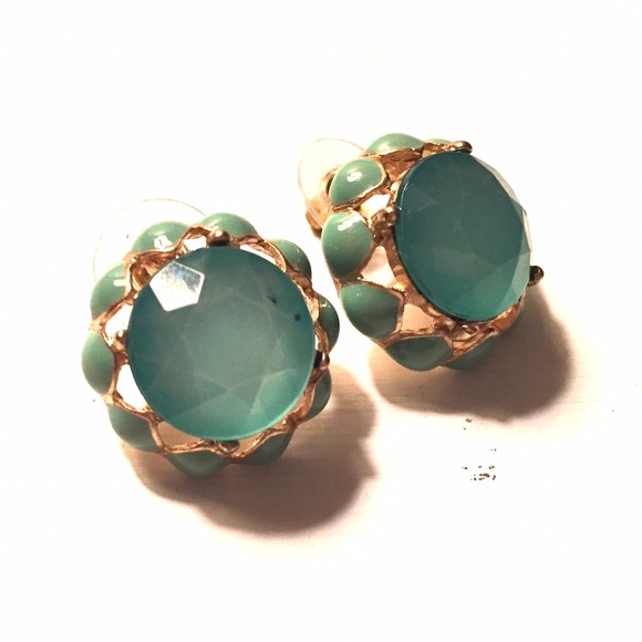 Statement studs - Picture 2 of 3