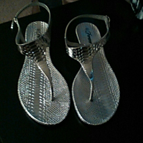 NWT Silver snake skin print sandal - Picture 2 of 3