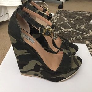 steve madden camo wedge