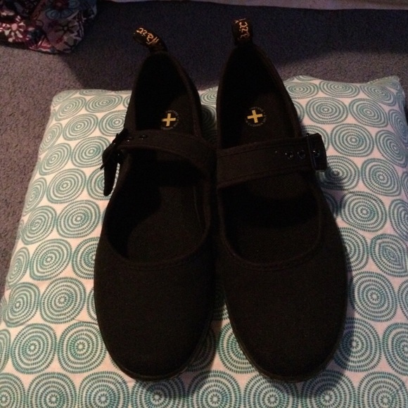 NEVER BEEN WORN! doc marten flats