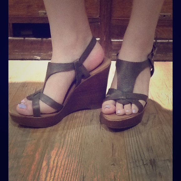 Banana Republic Olive Wedges
