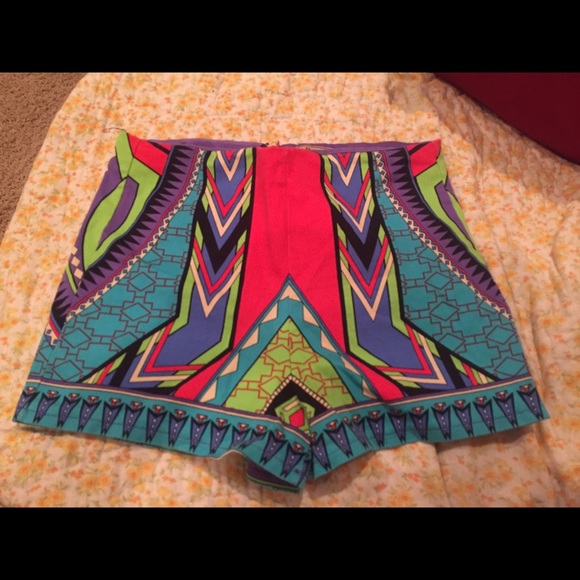Colorful high waisted patterned shorts