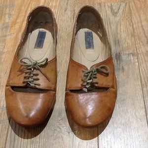 Steve Madden Tan Oxford Flats
