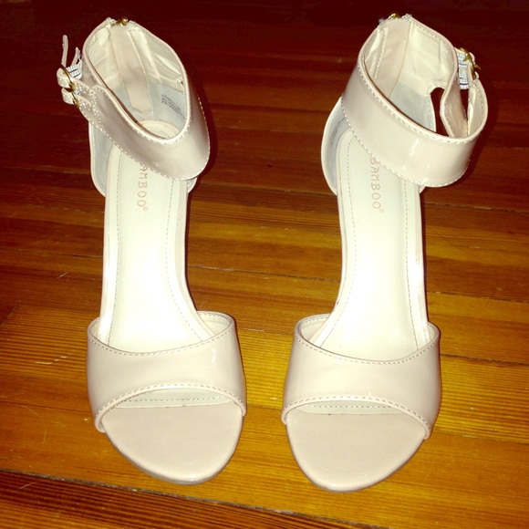 Nude patent leather wedges