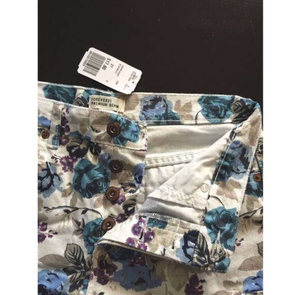 Floral Denim Shorts - Picture 2 of 4