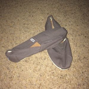 NWOT Gray TOMS