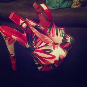 💗 Price Drop 💗 Michael Antonio Floral Heels