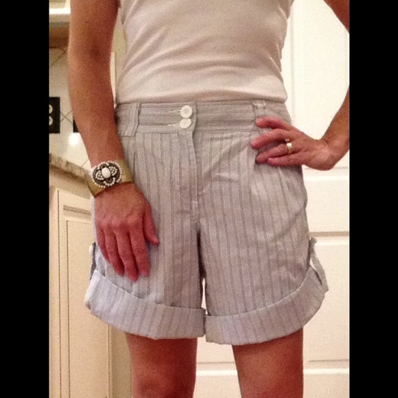 Ann Taylor LOFT GRAY AND WHITE STRIPE SHORTS SZ 2