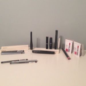 19 pc Avon lot eyeliner lipliner lipstick mascara