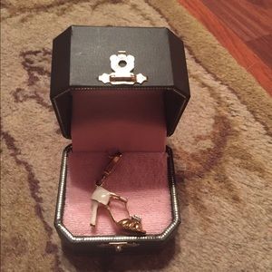 Bundle two charms @london8190