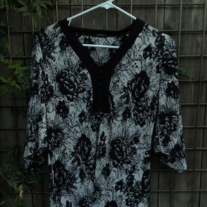 1 HOUR SALE ❤️ BLACK AND WHITE ROSES