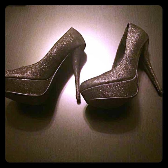 Black sparkle pumps