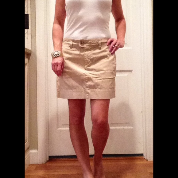 GAP "FAVORITE KHAKI" MINI SKIRT SIZE 4. Must have!