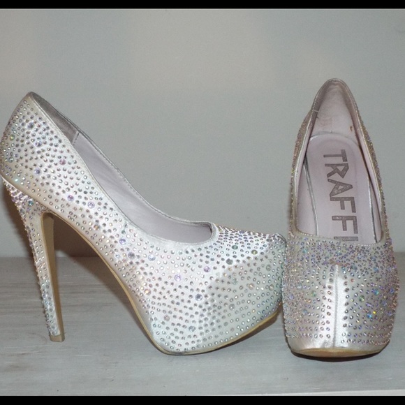 Cream studded heel - Picture 1 of 1