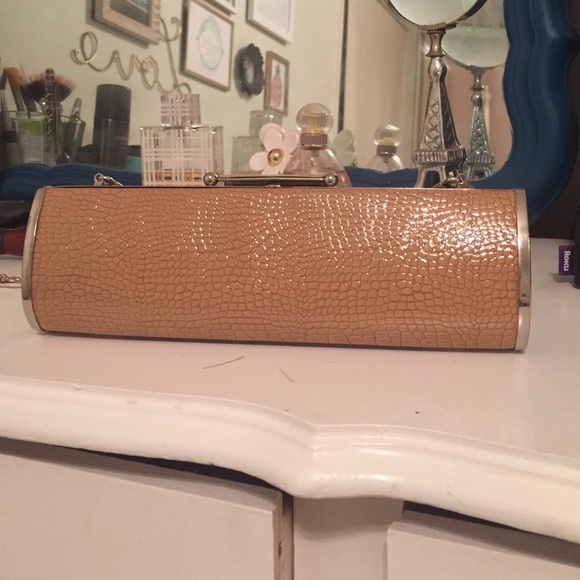 Nude clutch
