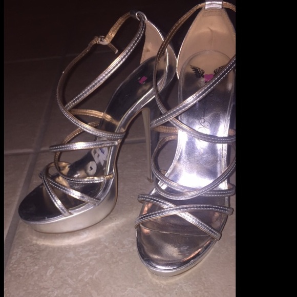 Silver wrap heels 💫