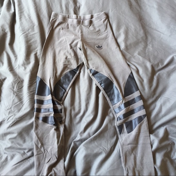 Gray leggings with black accents at the knees