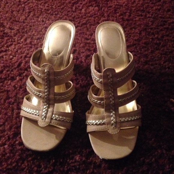 HEELS - Picture 2 of 3