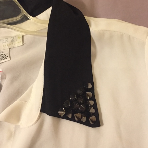 Spike collared blouse. - Picture 3 of 4