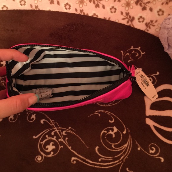 🎉1 hr sale🎉Victoria secret makeup bag😍 - Picture 2 of 5