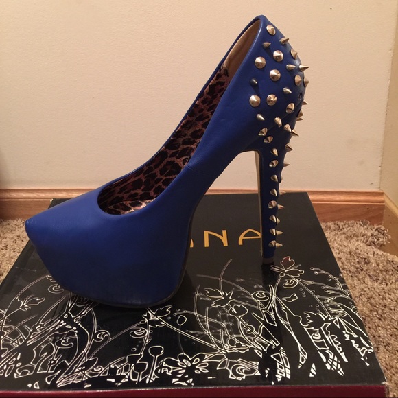 Blue Lilian's - Picture 1 of 3