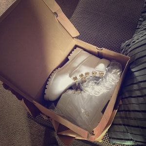 White timberlands w. Gold chains