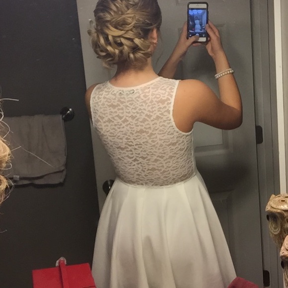 Elegant white dress - Picture 2 of 2