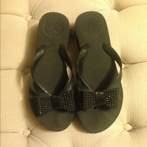Black Bcbg flip flops with bow