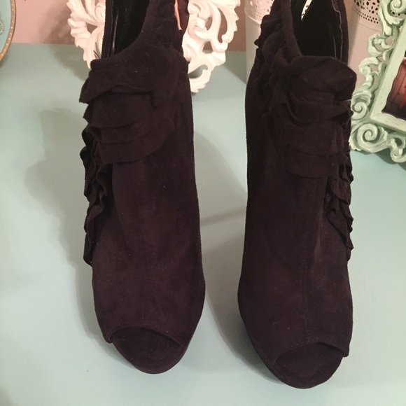 Black peep toe pumps