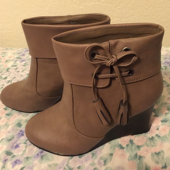 Tan ankle boots size 7.5