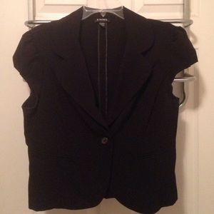 Black short sleeve blazer with pocket detail