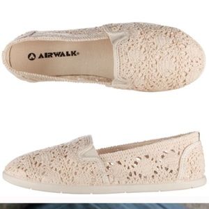 👡 NWOT crochet canvas slip on white shoes 👡