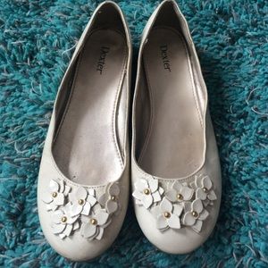 Nude flats with flower accent