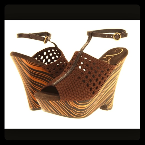 Vogue Dirty Martini Wedge NWOT
