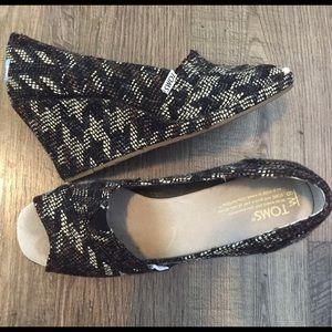 Toms black and brown knit wedge heels EUC size 9