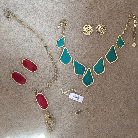 Sporting my Kendra Scott collection ❤️❤️