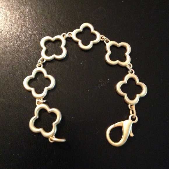 Jewelry - NWOT Clover bracelet