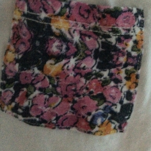 VANS WHITE RACERBACK TANK WITH FLORAL POCKET 🎀🎀 - Picture 2 of 4