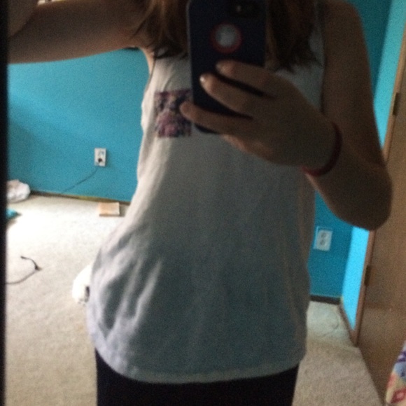 VANS WHITE RACERBACK TANK WITH FLORAL POCKET 🎀🎀 - Picture 4 of 4
