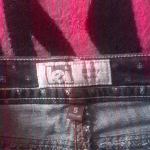 Denim shorty shorts with little white flowers - Picture 3 of 3