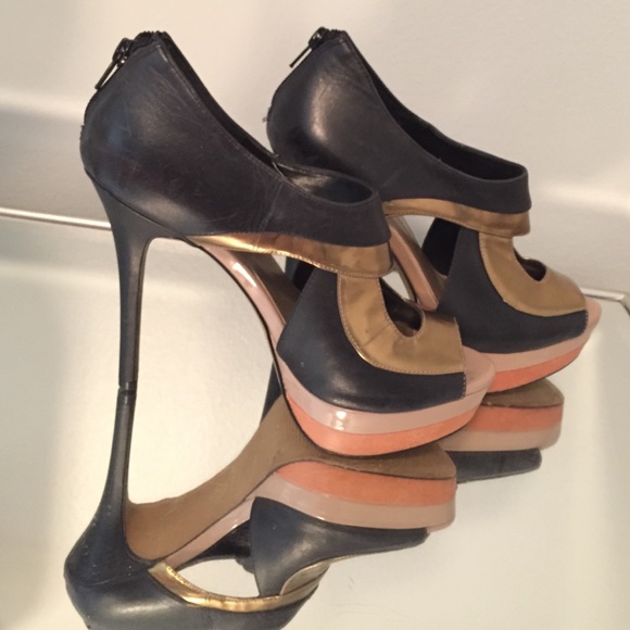 Jessica Simpson black and gold heels