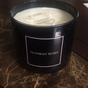Brand new Victoria's Secret bombshell candle