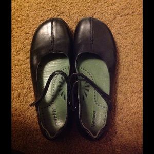 Size 7.5 Earth leather Mary Janes