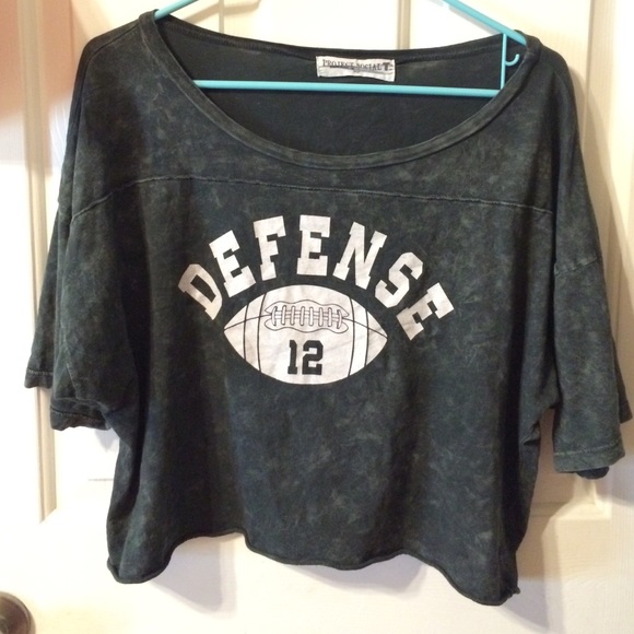 Cropped defense tee