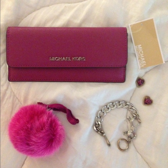 SOLD Micheal Kors jet set wallet