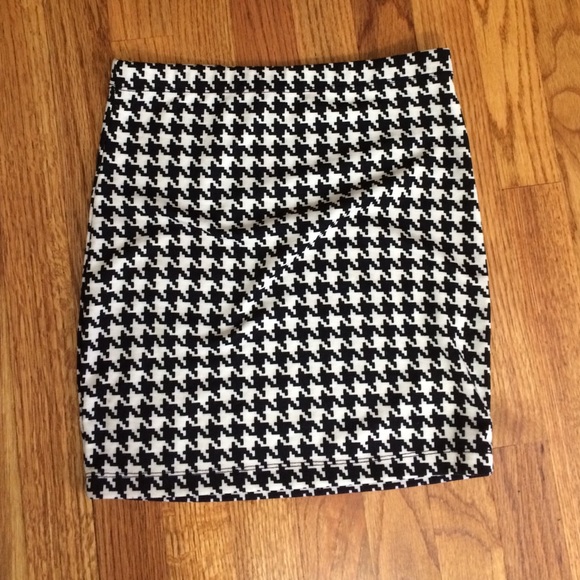 Forever 21 houndstooth design skirt