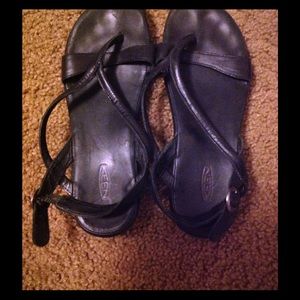 Keen T-strap leather sandals