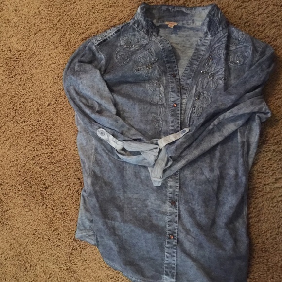 3/4 sleeved, denim colored, snap buttons shirt.