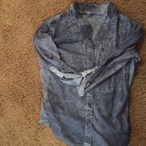 3/4 sleeved, denim colored, snap buttons shirt.